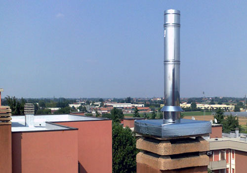 Comignolo in acciaio inox su copertura condominiale a Bologna